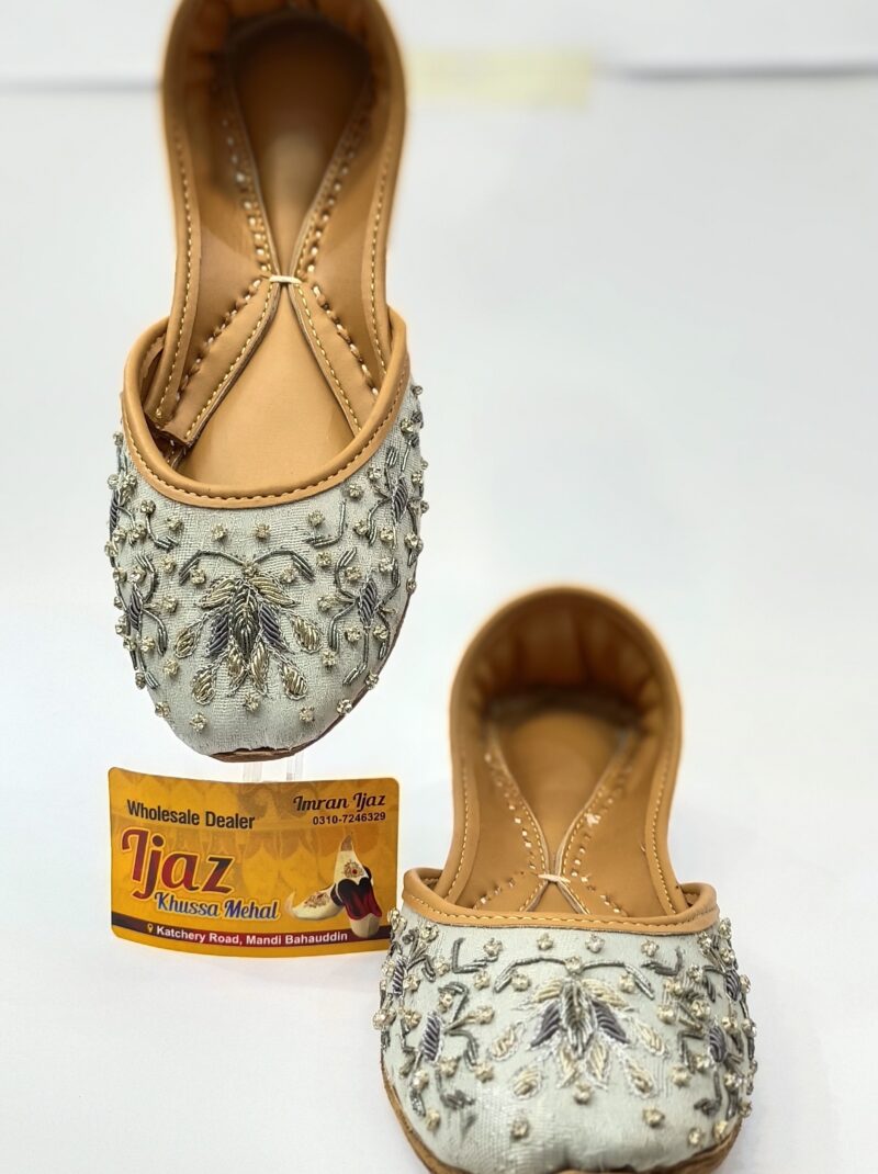 Ladies pure leather fancy khusa